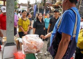 Ketua TP. PKK Badung, Nyonya Rasniathi Adi Arnawa, secara resmi melaksanakan pembukaan Safari Perdana Launching Bank Sampah di Banjar Muncan, Kelurahan Kapal, pada hari Jumat (26/12/2025) lalu.