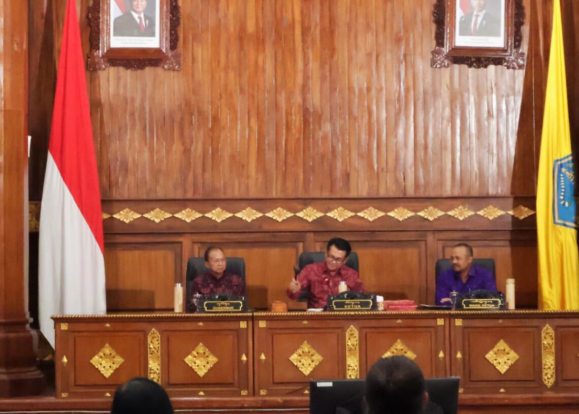 Ketua DPRD Provinsi Bali Dewa Mahayadnya saat ketuk palu pengesahan enam Perda baru tersebut. -Balitopik.com