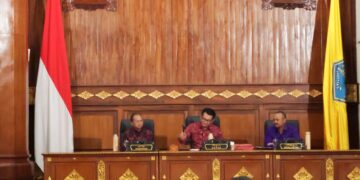 Ketua DPRD Provinsi Bali Dewa Mahayadnya saat ketuk palu pengesahan enam Perda baru tersebut. -Balitopik.com