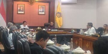 Menteri Lingkungan Hidup RI Hanif Faisol Nurofiq (depan kiri) dan Gubernur Bali Wayan Koster (depan kanan) saat lakukan rapat koordinasi. -Balitopik.com