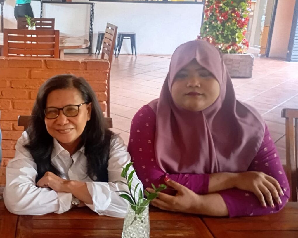 Siti Sapurah alias Ipung (kiri) ahli waris tanah sengketa di Pulau Serangan. -Balitopik.com