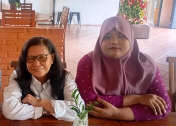 Siti Sapurah alias Ipung (kiri) ahli waris tanah sengketa di Pulau Serangan. -Balitopik.com