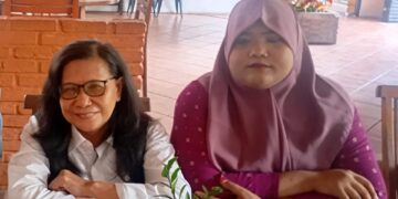 Siti Sapurah alias Ipung (kiri) ahli waris tanah sengketa di Pulau Serangan. -Balitopik.com