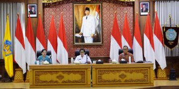 Ketua Tim Penggerak PKK Provinsi Bali sekaligus Ketua Tim Pembina Posyandu Provinsi Bali, Ny. Putri Koster saat pimpin rapat evaluasi. -Balitopik.com