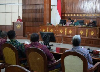 Gubernur Bali Wayan Koster saat memberikan jawaban dalam rapat paripurna ke-18 DPRD Bali. -Balitopik.com