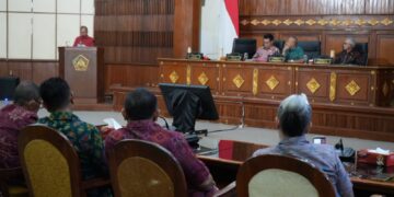 Gubernur Bali Wayan Koster saat memberikan jawaban dalam rapat paripurna ke-18 DPRD Bali. -Balitopik.com