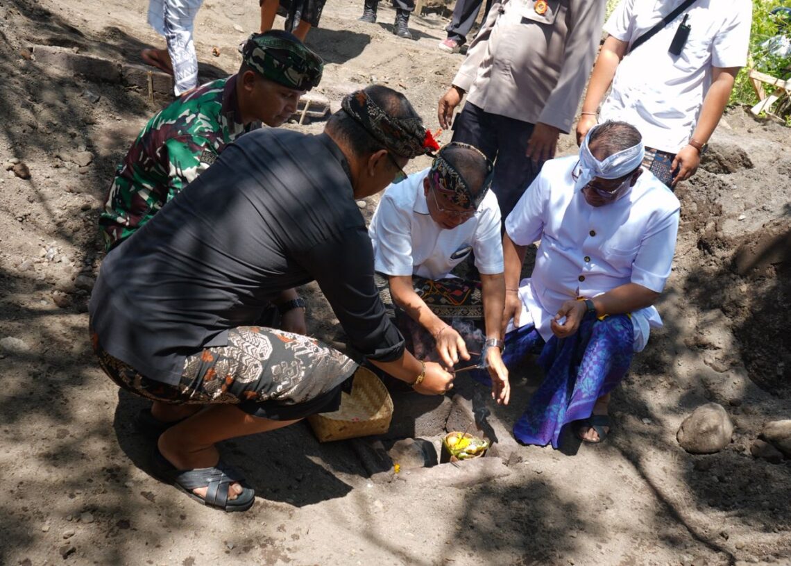 Gubernur Bali Wayan Koster saat meletakan batu pertama pembangunan sekolah rakyat provinsi Bali di Karangasem. -Balitopik.com