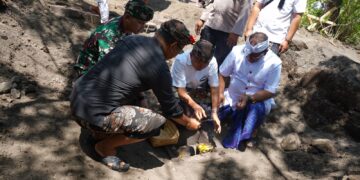 Gubernur Bali Wayan Koster saat meletakan batu pertama pembangunan sekolah rakyat provinsi Bali di Karangasem. -Balitopik.com