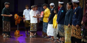 Gubernur Bali, Wayan Koster saat menyerahkan bantuan Program Satu Keluarga Satu Sarjana secara simbolis. -Balitopik.com