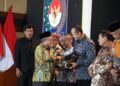 Wakil Bupati Badung Bagus Alit Sucipta saat menerima penghargaan dari Kemendagri. -Balitopik.com.