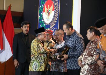 Wakil Bupati Badung Bagus Alit Sucipta saat menerima penghargaan dari Kemendagri. -Balitopik.com.