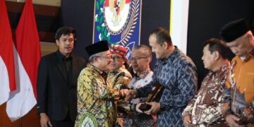 Wakil Bupati Badung Bagus Alit Sucipta saat menerima penghargaan dari Kemendagri. -Balitopik.com.
