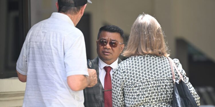 Foto: David Yore dan Kuasa Hukumnya Yulius Benyamin Seran, S.H., usai mediasi di Pengadilan Negeri Denpasar, Selasa 2 Desember 2025. -IST/Balitopik.com