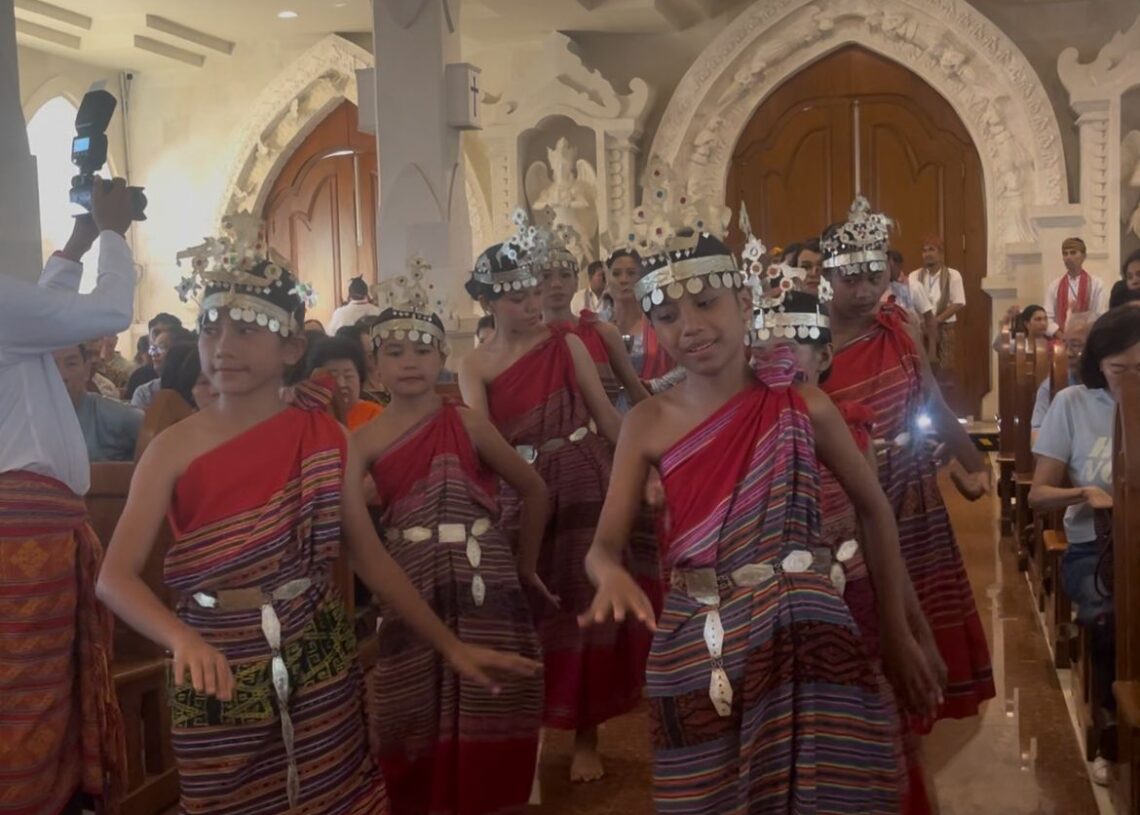 Anak-anak penari dari Malaka Bali saat mengantar persembahan. -Balitopik.com