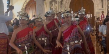 Anak-anak penari dari Malaka Bali saat mengantar persembahan. -Balitopik.com