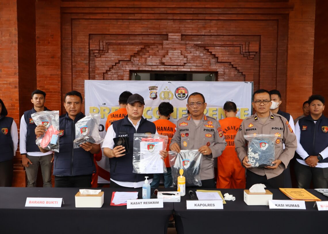 Polres Kawasan Bandara I Gusti Ngurah Rai saat konferensi pers terkait kasus sundikat penggelapan mobil rental di Bandara. -IST/Balitopik.com