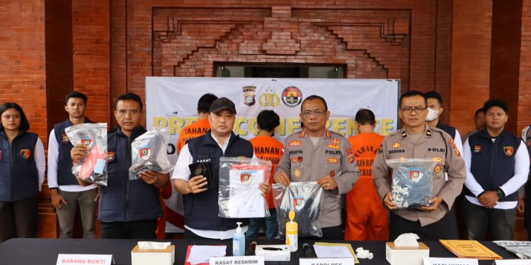 Polres Kawasan Bandara I Gusti Ngurah Rai saat konferensi pers terkait kasus sundikat penggelapan mobil rental di Bandara. -IST/Balitopik.com