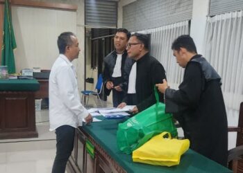 Penasihat Hukum Terdakwa I Wayan ‘Gendo’ Suardana, S.H., M.H, dkk dari Gendo Law Office saat mendampingi PAS di PN Denpasar. -Balitopik.com.