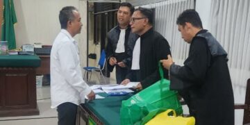 Penasihat Hukum Terdakwa I Wayan ‘Gendo’ Suardana, S.H., M.H, dkk dari Gendo Law Office saat mendampingi PAS di PN Denpasar. -Balitopik.com.