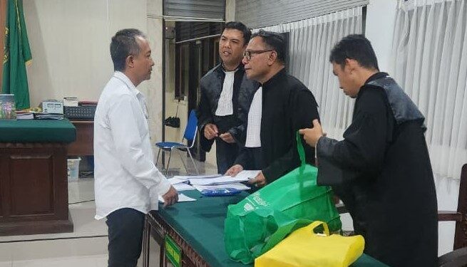 Penasihat Hukum Terdakwa I Wayan ‘Gendo’ Suardana, S.H., M.H, dkk dari Gendo Law Office saat mendampingi PAS di PN Denpasar. -Balitopik.com.