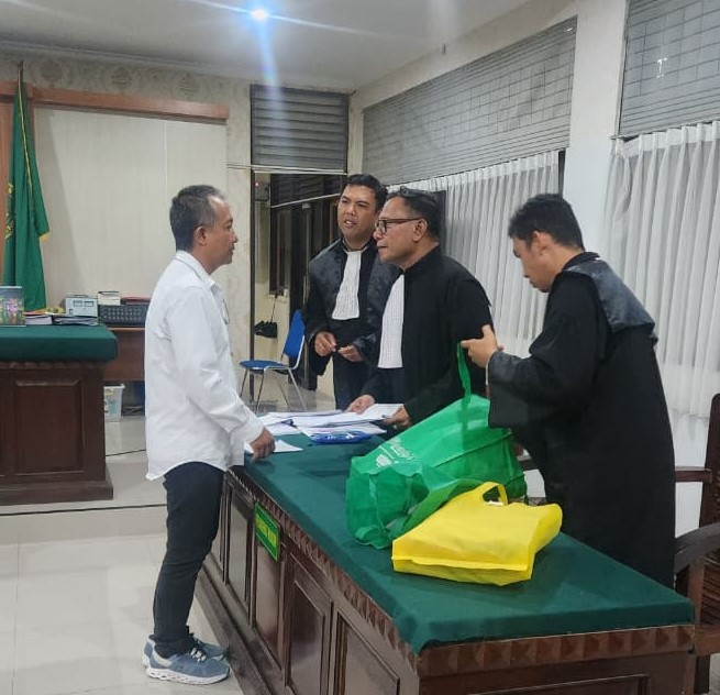 Penasihat Hukum Terdakwa I Wayan ‘Gendo’ Suardana, S.H., M.H, dkk dari Gendo Law Office saat mendampingi PAS di PN Denpasar. -Balitopik.com.