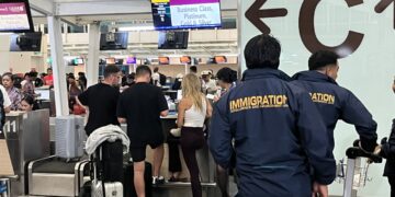 Imigrasi Ngurah Rai saat mendeportasi 4 orang dari kelompok Bonnie Blue. -IST/Balitopik.com