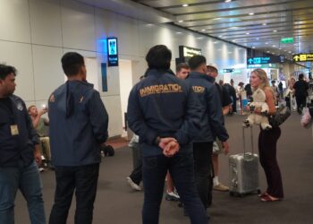 Imigrasi Ngurah Rai saat mendeportasi 4 orang dari kelompok Bonnie Blue. -IST/Balitopik.com