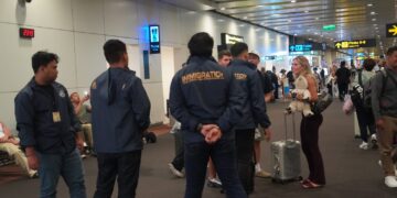 Imigrasi Ngurah Rai saat mendeportasi 4 orang dari kelompok Bonnie Blue. -IST/Balitopik.com