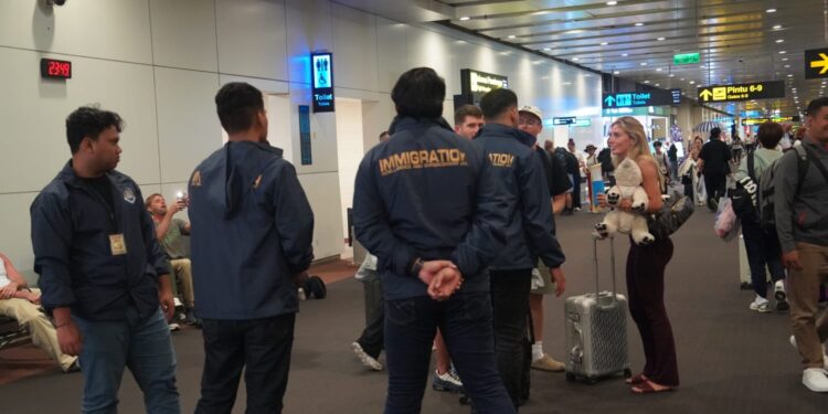 Imigrasi Ngurah Rai saat mendeportasi 4 orang dari kelompok Bonnie Blue. -IST/Balitopik.com