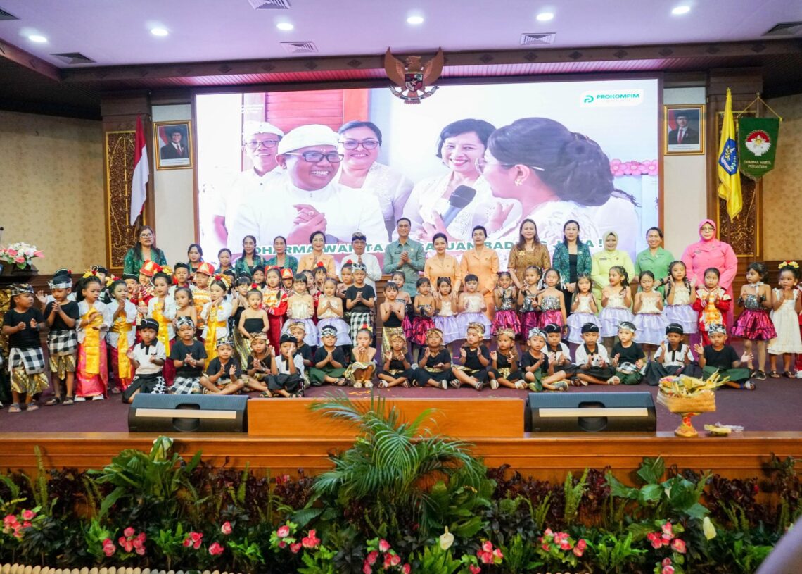 Sekda Badung Surya Suamba saat menghadiri Perayaan HUT Ke- 26 Dharma Wanita Persatuan (DWP) di Kabupaten Badung. -IST/Balitopik.com