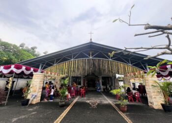 Tampak depan Gereja Katolik Stasi Santa Maria Guadalupe Sading setelah dipasang Kanopi. -Balitopik.com