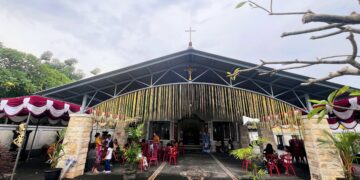 Tampak depan Gereja Katolik Stasi Santa Maria Guadalupe Sading setelah dipasang Kanopi. -Balitopik.com