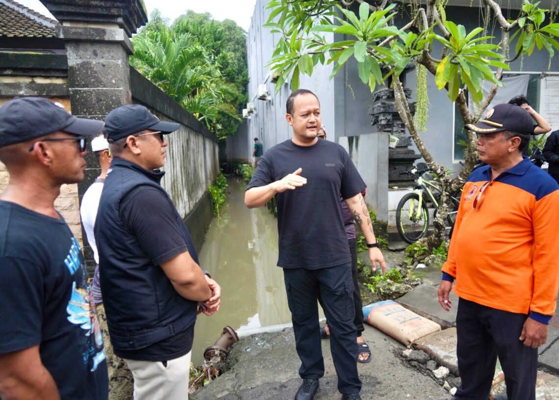 Wakil Bupati Badung Bagus Alit Sucipta saat meninjau lokasi banjir di Badung Utara. -IST/Balitopik.com