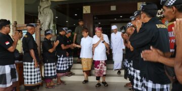 Gubernur Bali Wayan Koster didampingi Bupati Badung I Wayan Adi Arnawa saat membuka Lokasabha XII. -Balitopik.com