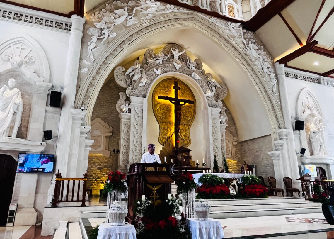 Gubernur Bali, Wayan Koster saat menyampaikan pesan Natal kepada umat Katolik di Gereja Katolik Keuskupan Denpasar. -Balitopik.com