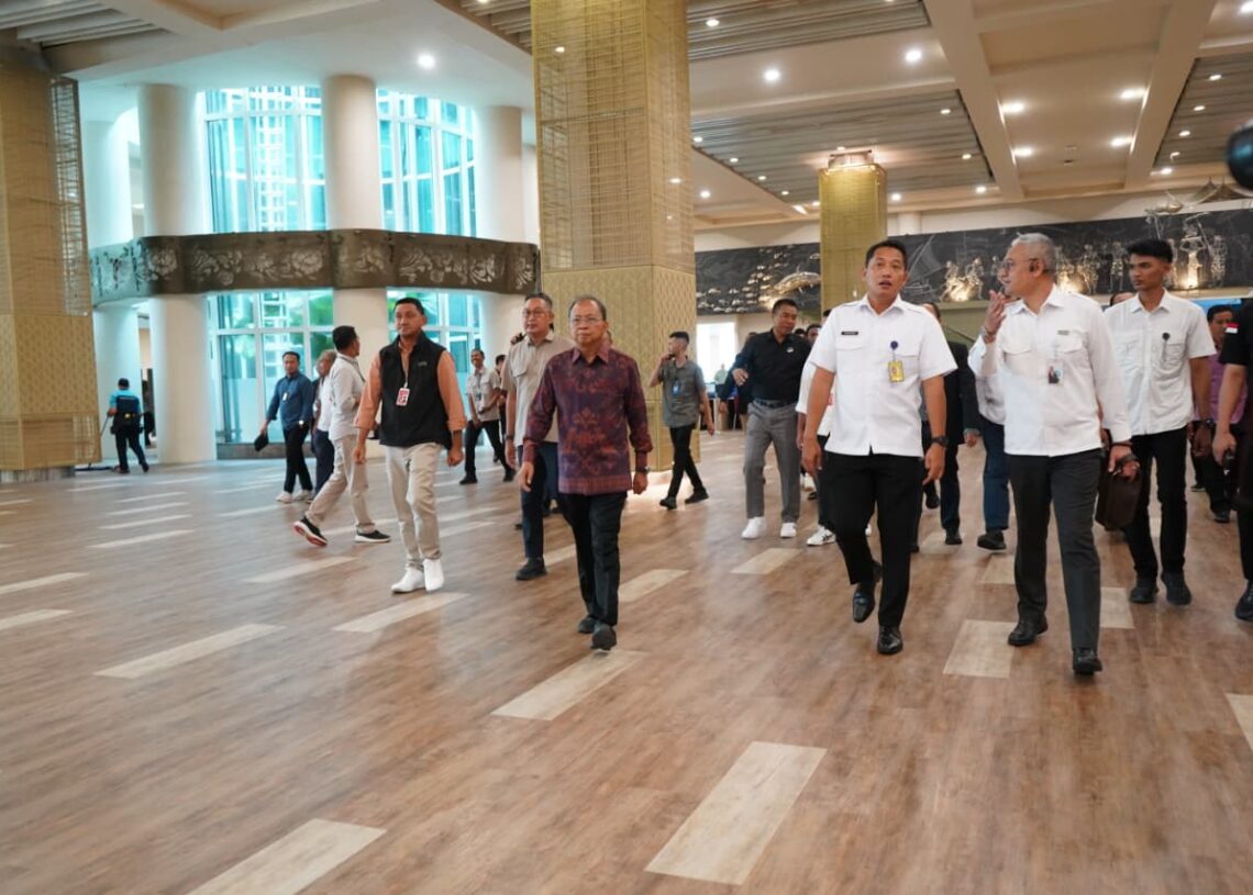 Gubernur Bali Wayan Koster dan instalasi terkait saat meninjau kesiapan pelayanan bandara menjelang akhir tahun dan tahun baru di Bandara Ngurah Rai. -Balitopik.com