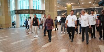 Gubernur Bali Wayan Koster dan instalasi terkait saat meninjau kesiapan pelayanan bandara menjelang akhir tahun dan tahun baru di Bandara Ngurah Rai. -Balitopik.com