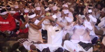 Gubernur Bali Wayan Koster menghadiri upacara Pujawali di Pura Luhur Pucak Padang Dawa, Desa Bangli, Baturiti, Tabanan. -Balitopik.com