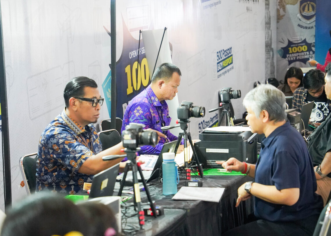 Imigrasi Ngurah Rai saat melaksanakan Eazy Passport dan Eazy Stay Permit di Discovery Mall Bali. -IST/Balitopik.com