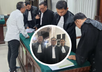 I Wayan ‘Gendo’ Suardana, S.H., M.H, dkk dari Gendo Law Office saat mendampingi kliennya di PN Denpasar. -Balitopik.com
