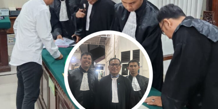 I Wayan ‘Gendo’ Suardana, S.H., M.H, dkk dari Gendo Law Office saat mendampingi kliennya di PN Denpasar. -Balitopik.com