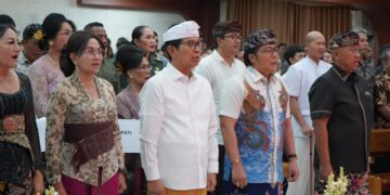 Wakil Gubernur Bali I Nyoman Giri Prasta didampingi Bupati Badung I Wayan Adi Arnawa saat hadiri Perayaan Natal Umat Kristen dan Katolik bersama Pemerintah Provinsi Bali. -Balitopik.com