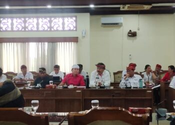 Pansus Trap DPRD Bali saat memanggil pemilik 13 usaha di Jatiluwih. -Balitopik.com