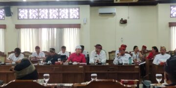 Pansus Trap DPRD Bali saat memanggil pemilik 13 usaha di Jatiluwih. -Balitopik.com