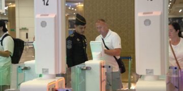 Foto: Seorang petugas Imigrasi Ngurah Rai saat bertugas di Bandara Internasional I Gusti Ngurah Rai. -IST/Balitopik.com