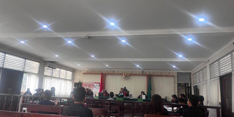 Suasa sidang lanjutan kasus dugaan tindak pidana pemalsuan surat di PN Denpasar. -Balitopik.com