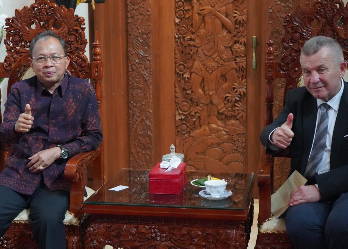 Gubernur Bali Wayan Koster (kiri) Konsul Kehormatan Republik Indonesia di Gdansk, Polandia, Miroslaw Wawrowski. -Balitopik.com
