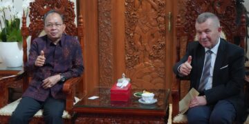 Gubernur Bali Wayan Koster (kiri) Konsul Kehormatan Republik Indonesia di Gdansk, Polandia, Miroslaw Wawrowski. -Balitopik.com