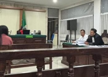 Suasana sidang lanjutan kasus PT UKI dengan agenda pemeriksaan saksi. -Balitopik.com