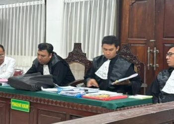 Tim kuasa hukum Direktur PT UKI saat mendampngi Terdakwa PAS di sidang lanjutan dengan agenda pemeriksaan saksi di PN Denpasar. -Balitopik.com